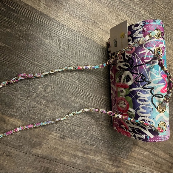 Vibrant Graphic Crossbody Bag with Chain Strap - Picture 4 of 8